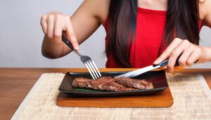 ステーキを食べる女性2