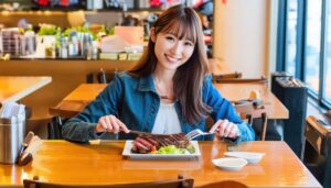 ステーキを楽しむ女性