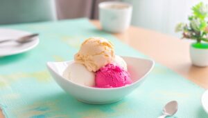 アイスクリームを食べる女性