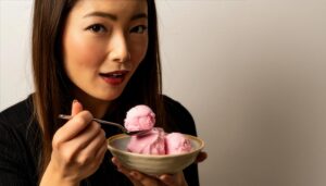 アイスクリームを食べる女性（黒トップス）