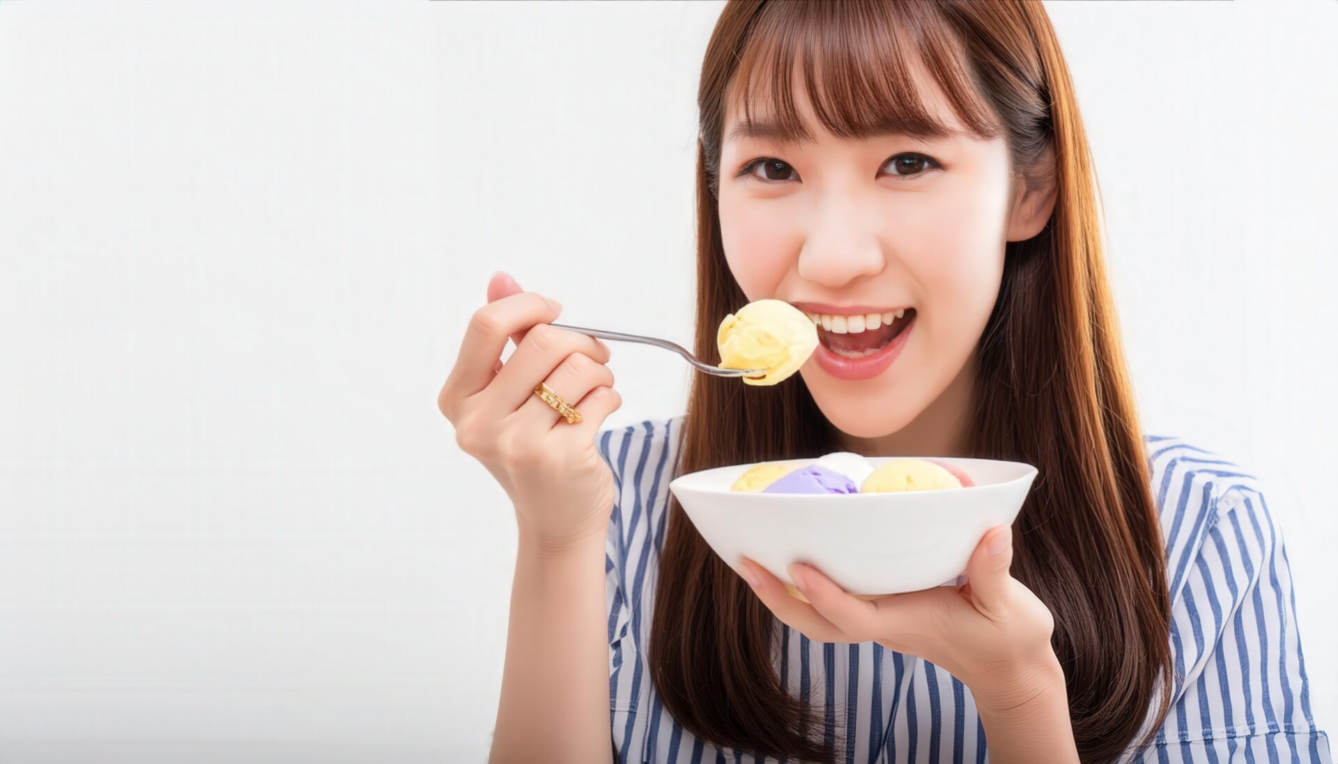 アイスクリームを食べる女性（ストライプシャツ）
