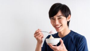 アイスクリームを食べる男性