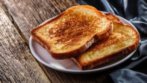 焼きたてトースト（木のテーブル）