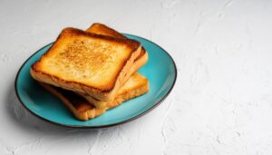 青い皿の上のトースト