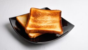 四角い皿のトースト2枚