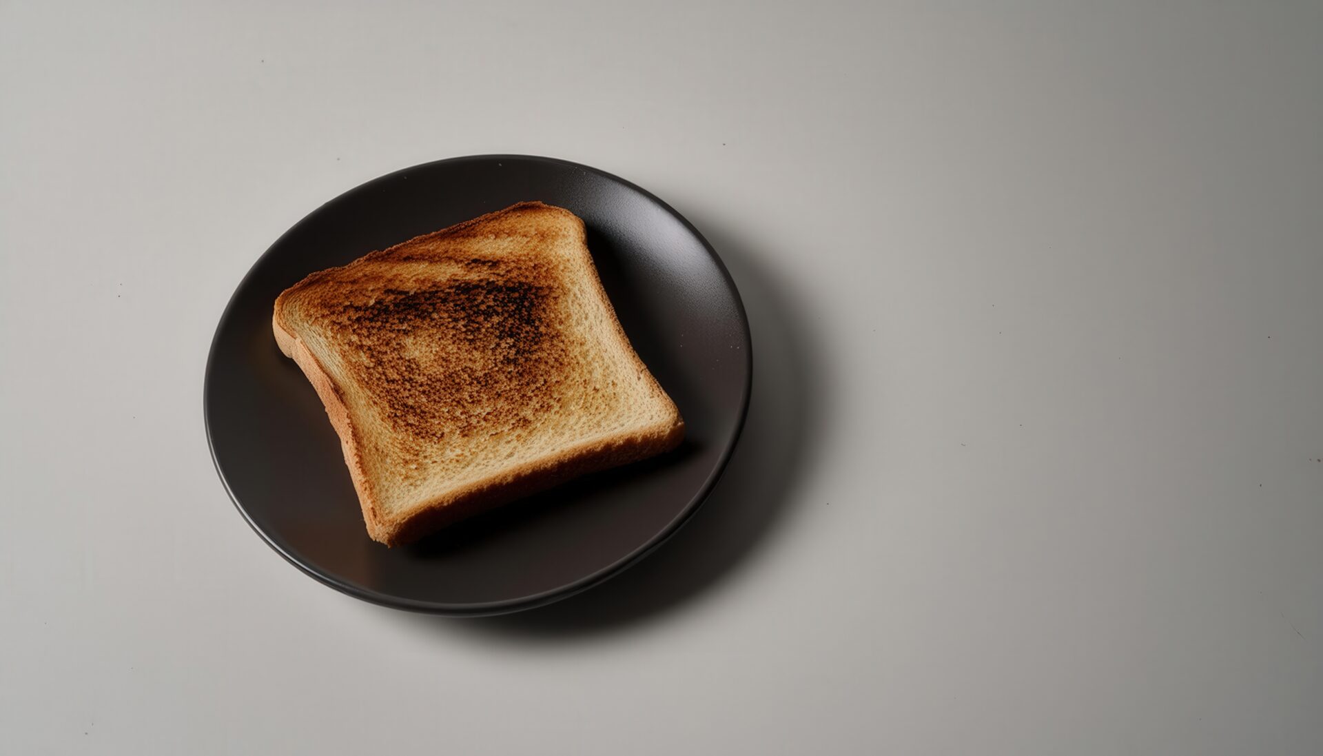 黒皿のトースト