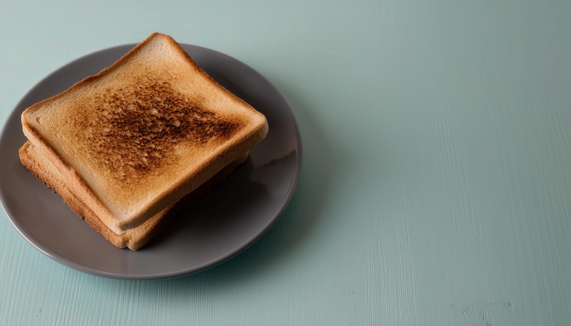 グレー皿の重ねたトースト