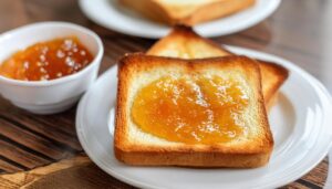 ジャムとトーストの朝食