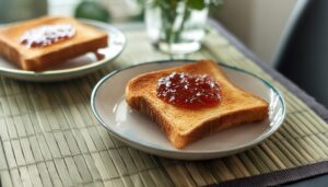 ジャムトーストと緑のランチョンマット