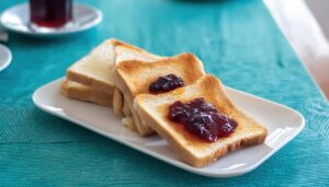 ジャムトーストと青のクロス