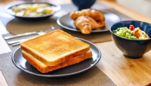 焼きたてトーストと朝食プレート