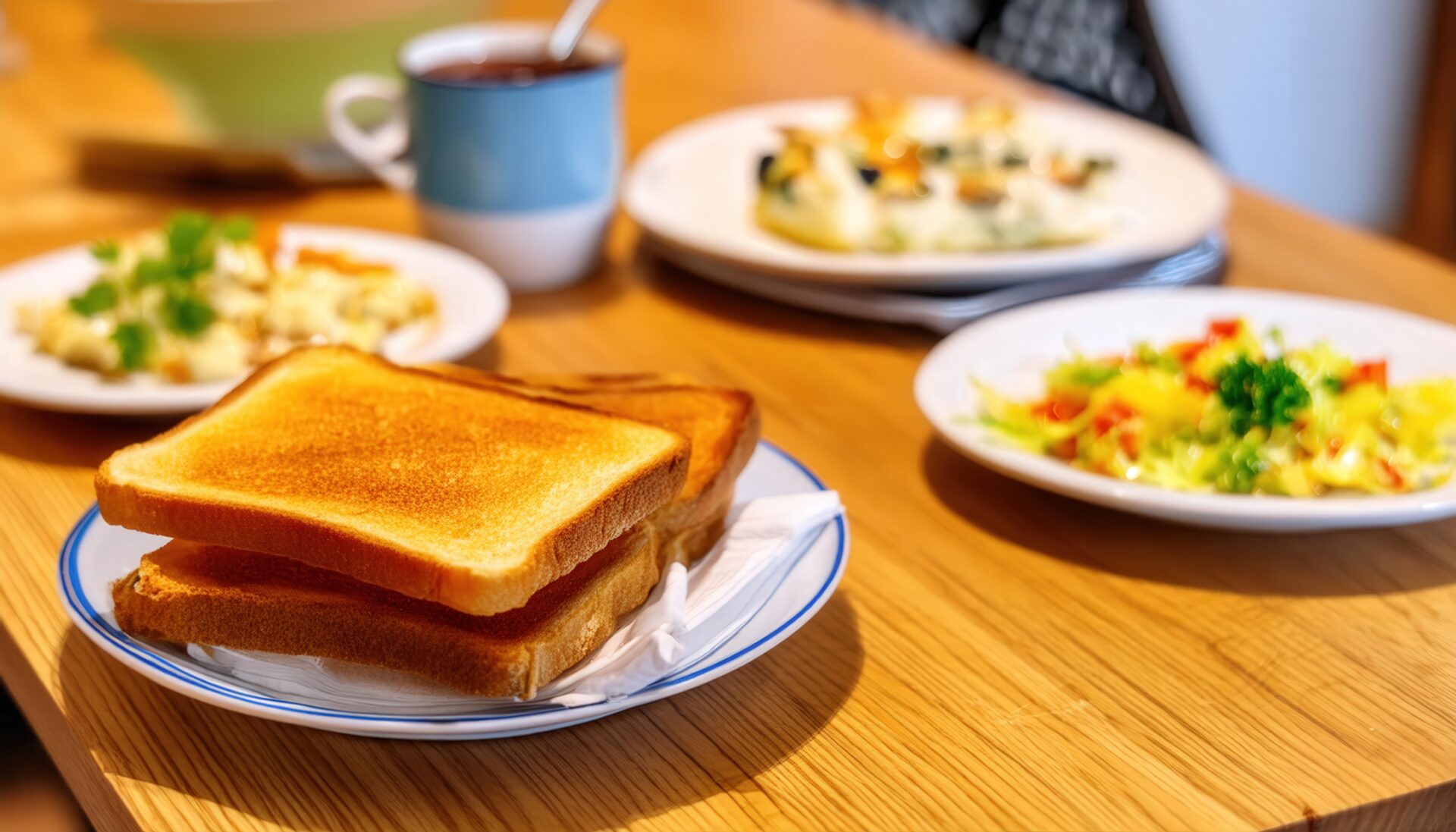 トーストとバランスの良い朝食
