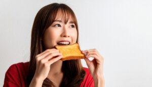 トーストを食べる女性