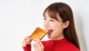 トーストをかじる女性