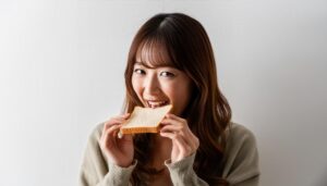 食パンを食べる女性