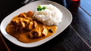 ダークテーブルのカレーライス