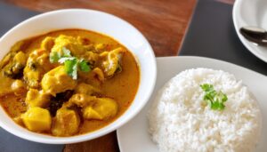 皿とボウルに盛られたカレー