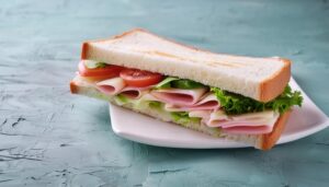 ハムとレタスのサンドイッチ