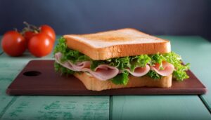 ハムとレタスのサンドイッチ