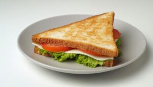 トーストサンドとグレー皿