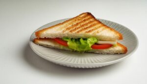 プレートにのったトーストサンド