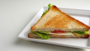 四角い皿のトーストサンド