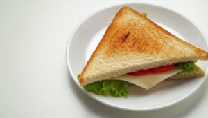 白い皿にのったトーストサンド