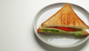 半分にカットされたトーストサンド