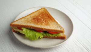 ナチュラルな木目背景のサンドイッチ