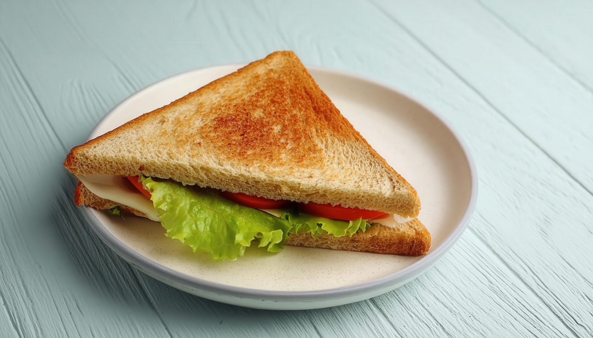 青い背景とトーストサンド