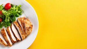 黄色背景のローストチキン