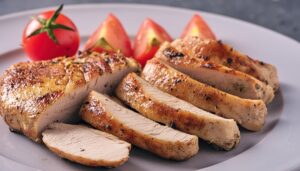 トマトを添えたチキンスライス