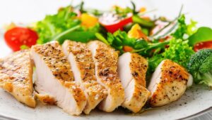 サラダ付きのジューシーチキン