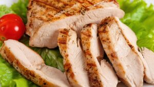 レタスの上のチキンスライス