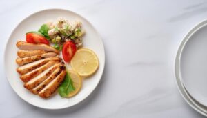 レモン添えのチキンスライス