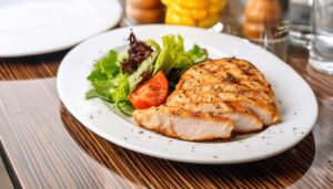 サラダと盛り付けたチキンスライス