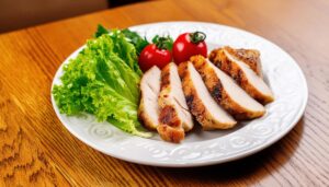 トマトとレタスを添えたチキンスライス