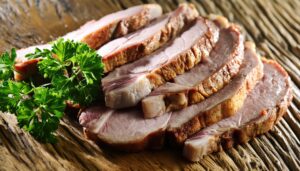 ハーブ添えのポークスライス