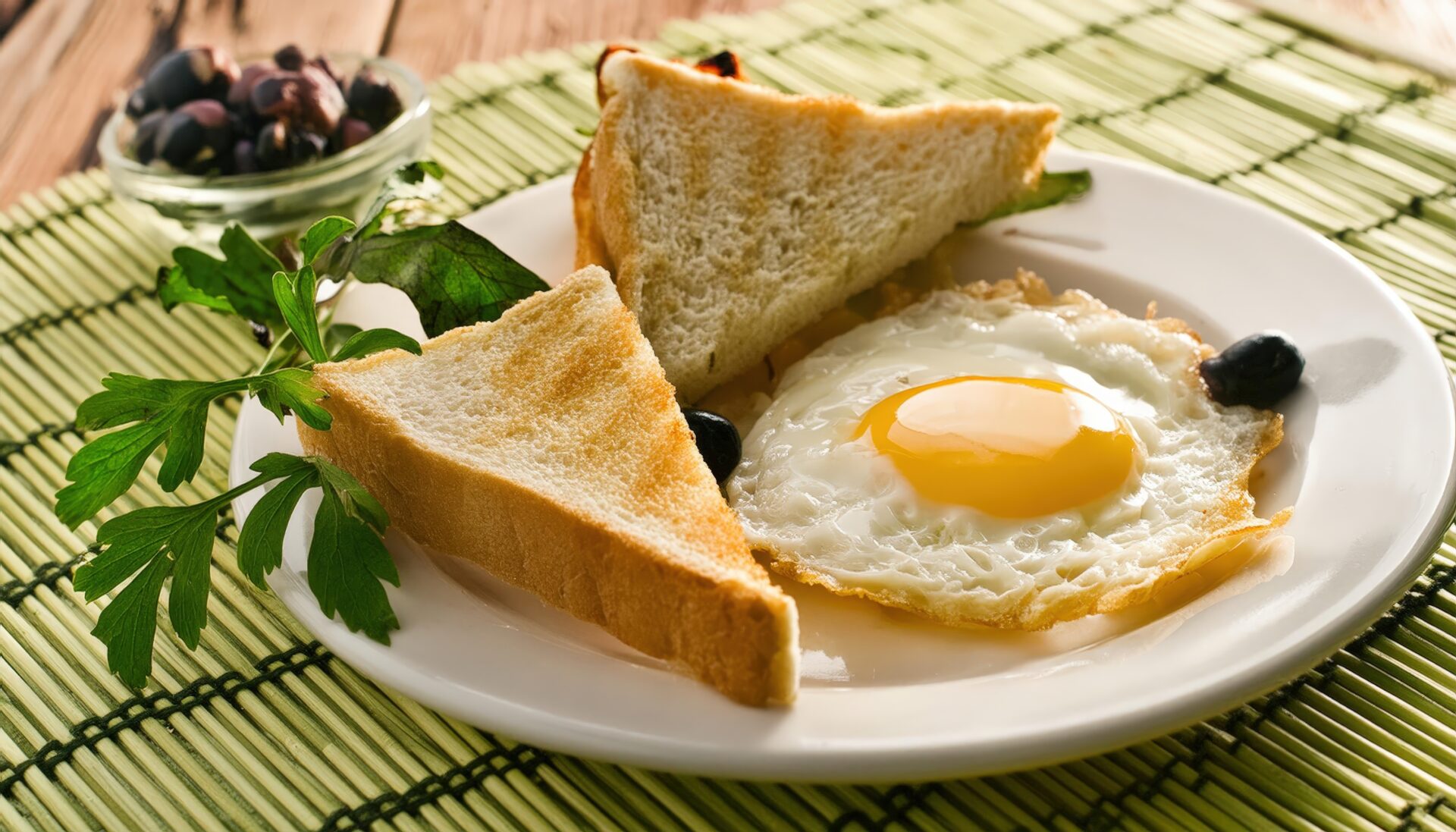 トーストと目玉焼きのシンプル朝食