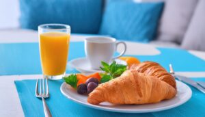 クロワッサンとフルーツの朝食