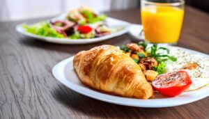 クロワッサンと卵の朝食セット