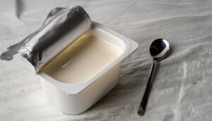 開封したヨーグルトとスプーン