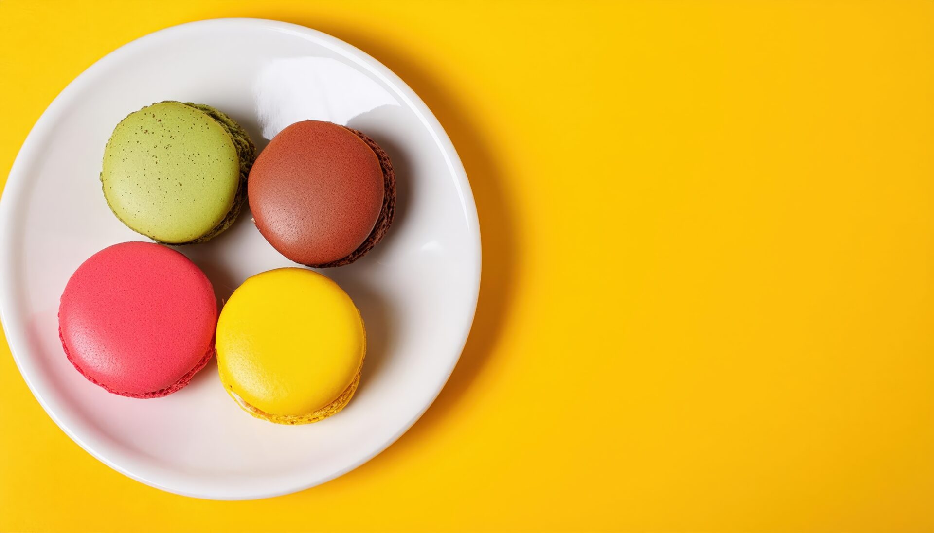 白い皿に4つのマカロン