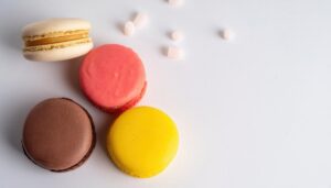 白背景に並べたマカロン