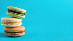 青背景に積まれたマカロン