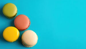 青背景に配置された4つのマカロン