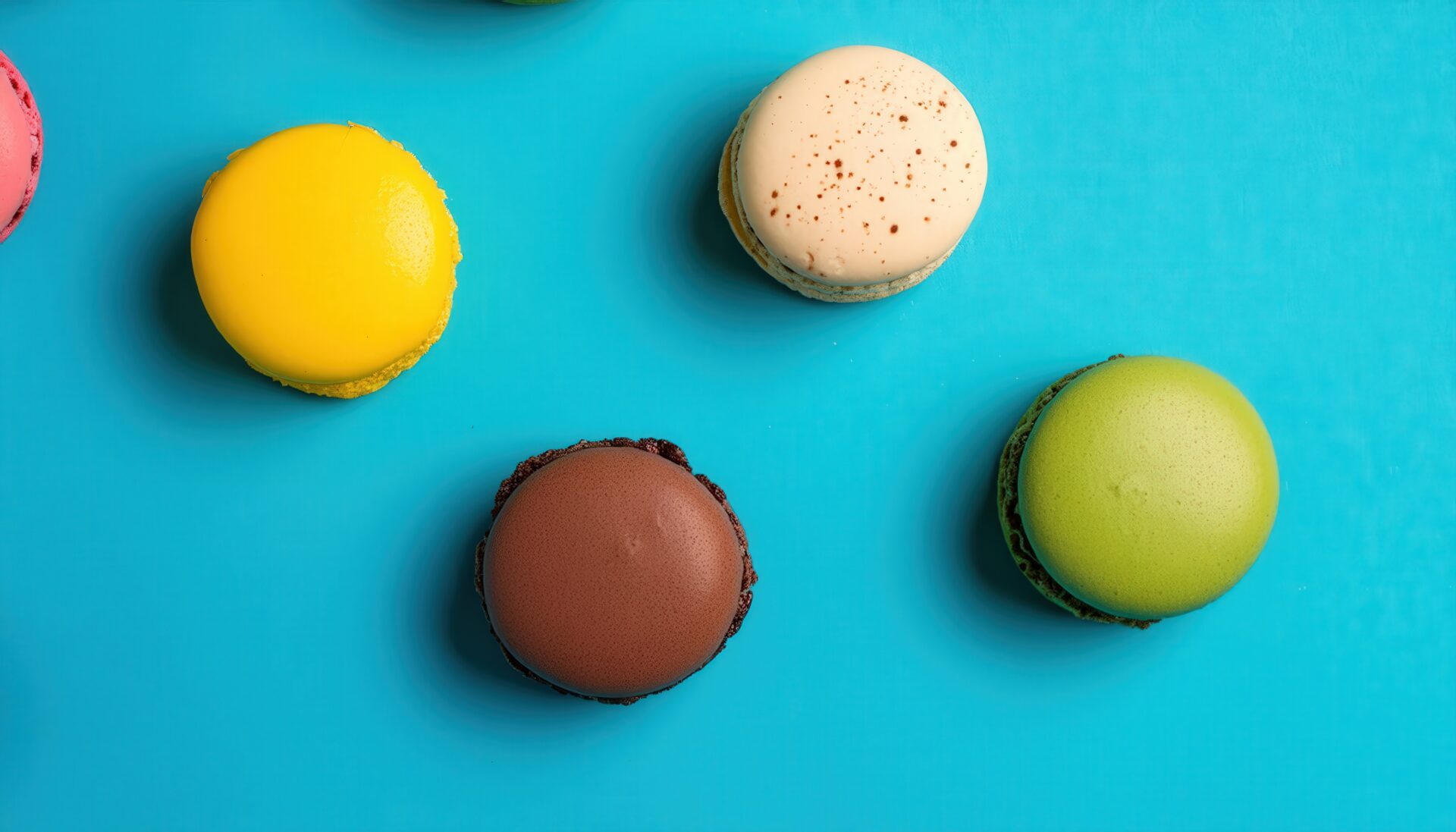 青背景に散りばめられたマカロン