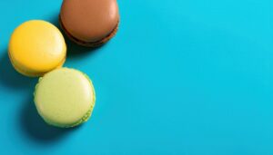 青背景のマカロン3つ