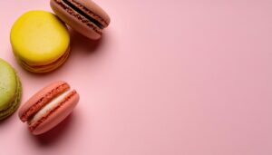 ピンク背景に散らばるマカロン