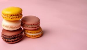 ピンク背景に積み重なったマカロン